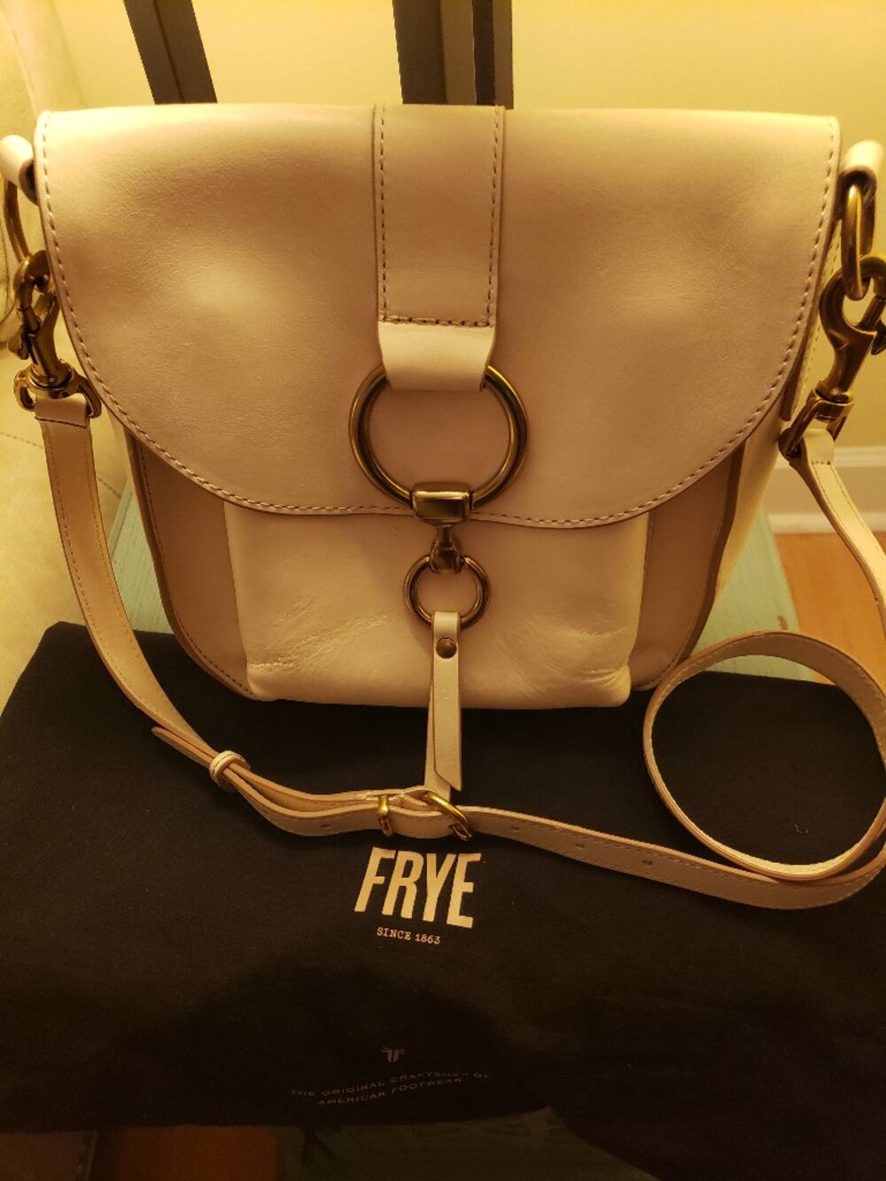 Frye ILLANA Saddle bag excellent condition used 2x. Original $398